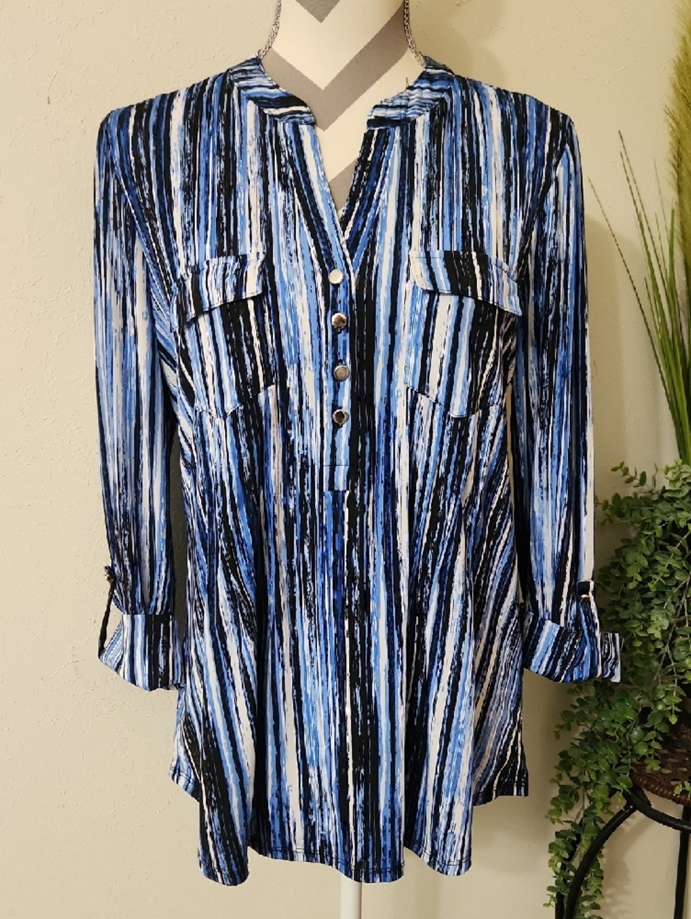Ava & Grace Medium Polyester-Spandex Top Blouse Slightly Pleaded Front